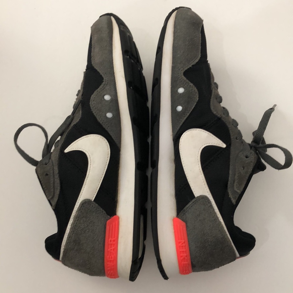 New in box NIKE VENTURE RUNNER IRON GRAY CRIMSON RUNNING SNEAKERS MENS SIZE 9.5